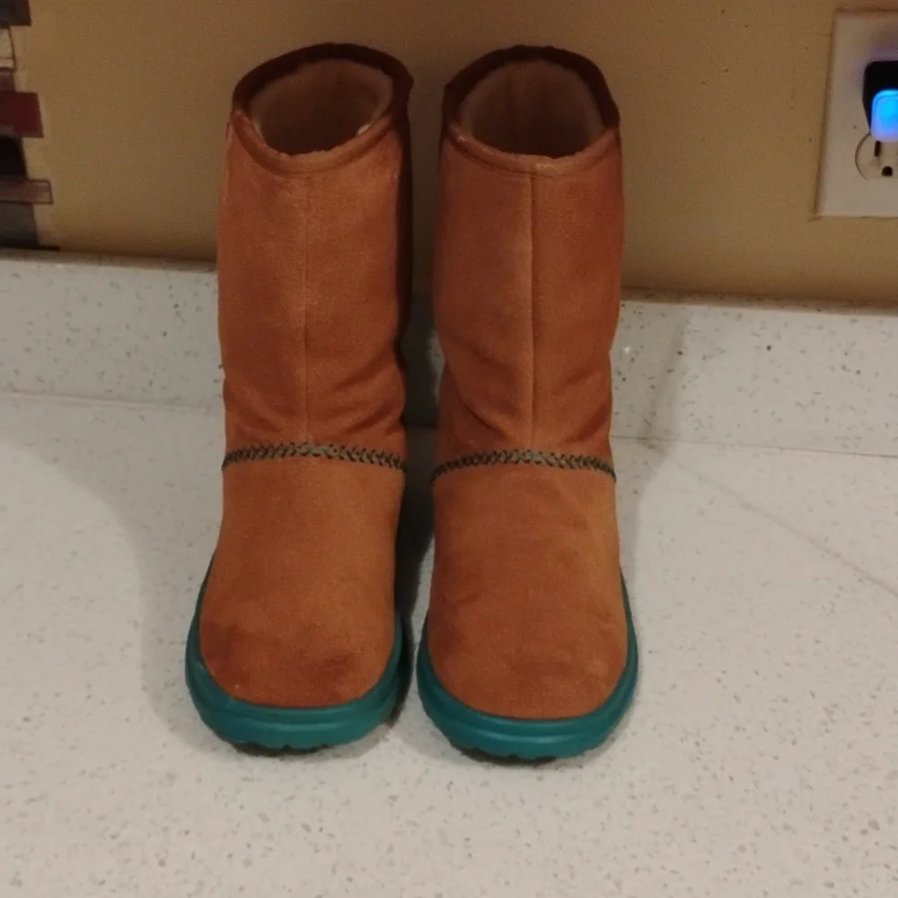 UGG Tan Kids Boots with Teal Sole. Size 6 Women - Picture 3 of 8